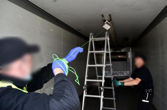 Podlaskie. Zaskakujący efekt kontroli TIR-a. Kierowcy grozi wysoka grzywna [ZDJĘCIA, WIDEO]