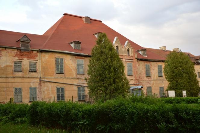 Pałac w Sztynorcie odrodzi się jak Feniks z popiołów. Zobacz, jak wygląda teraz [ZDJĘCIA]