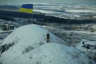 Na szczycie góry odegrał hymn Ukrainy. To nagranie chwyta za serce! 