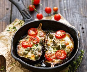 Faszerowany bakłażan dla wegetarian: przepis na bakłażana z pomidorami i mozzarellą