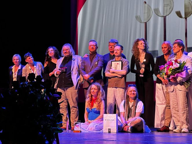 „Dzika Róża 2025” rozdana! Publiczność i dziennikarze wybrali najlepsze spektakle Teatru Żeromskiego w Kielcach