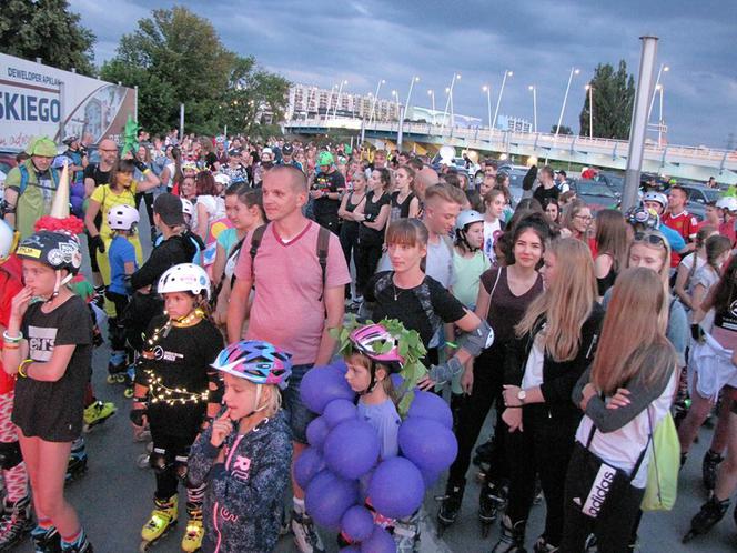 Rzeszów: Przebrali się za jedzenie i ruszyli na rolkach ulicami miasta