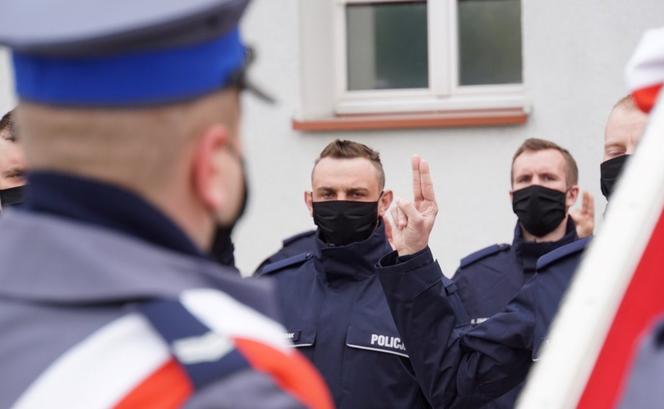 Ślubowanie ponad stu nowych policjantów w Olsztynie. Będą służyć w całym regionie [ZDJĘCIA]