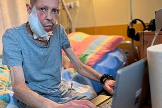 Mariusz choruje na nowotwór. Rak uwięził go na łóżku, ale nie zabrał mu woli walki. Wszystko co się dzieje ma swój sens