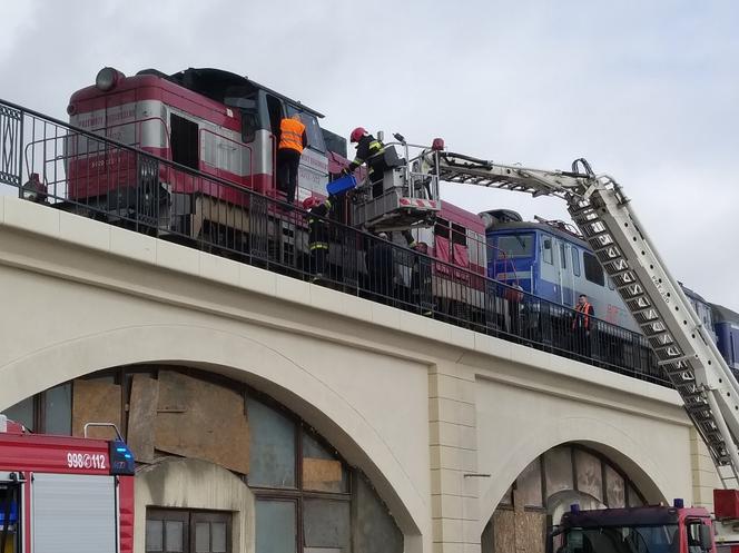 Awaria pociągu na estakadzie.