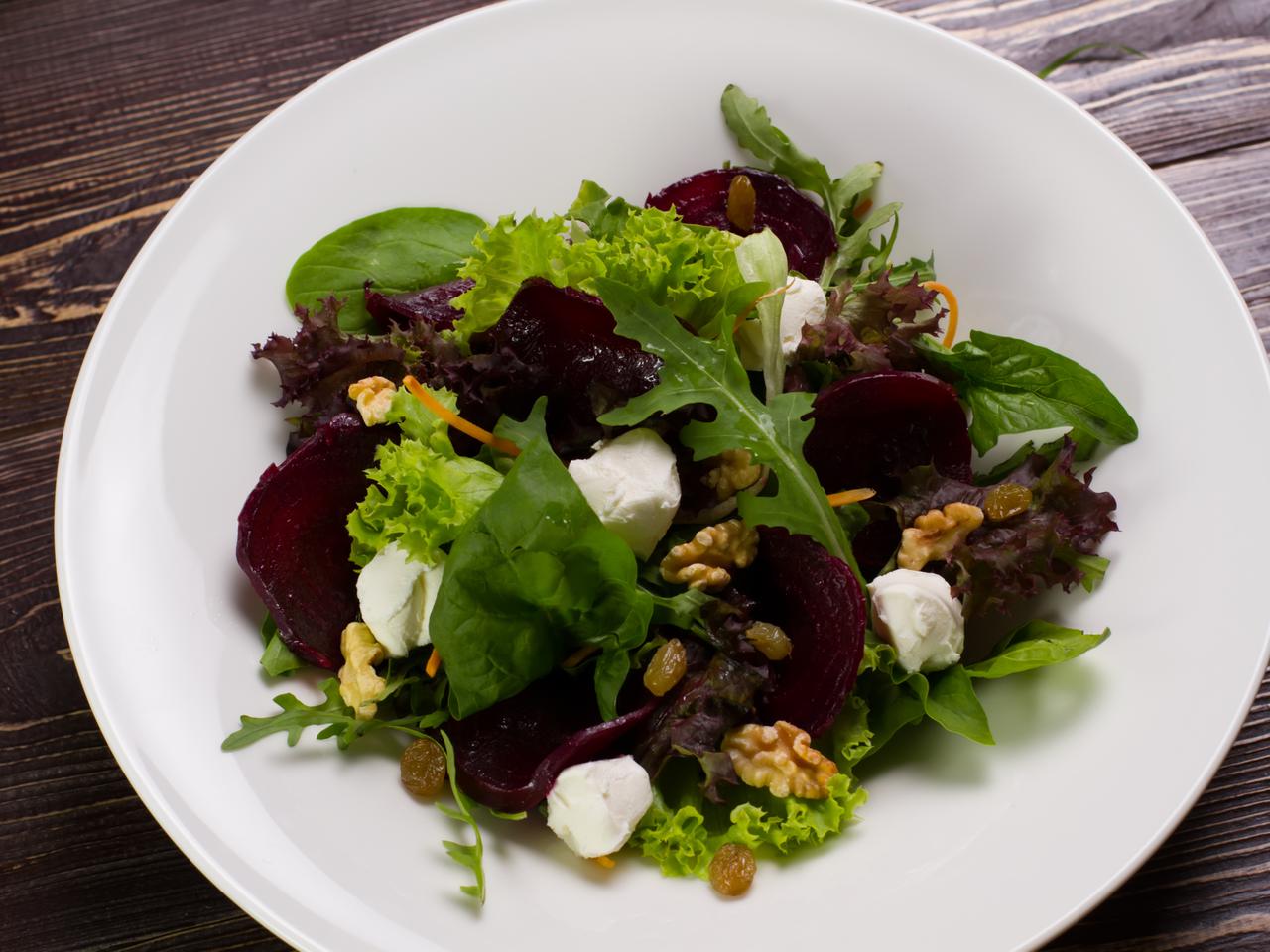 Sałatka z rodzynkami i serem: przepis na lekką przystawkę dla zapracowanych