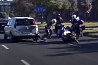 Policjant próbował zatrzymać motocyklistę. Poszło mu fatalnie, ale był pierwszy na miejscu kolizji - WIDEO