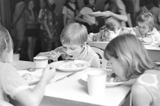 QUIZ PRL. Smaki lata w PRL-u: Czy pamiętasz letnie przysmaki swojego dzieciństwa?