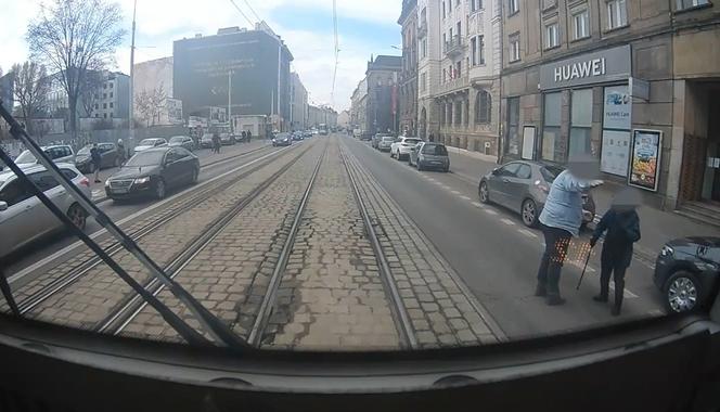 Zatrzymał tramwaj, ściągnął staruszkę z torów i się nią zaopiekował 