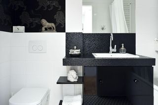 Łazienka w bieli i czerni 