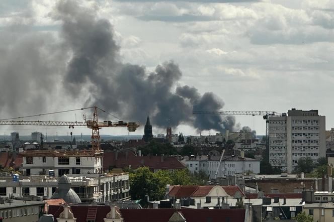 Ogromny pożar w Luboniu. Na miejscu kilkanaście zastępów straży