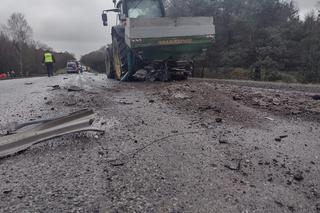 Biały Bór. Śmiertelny wypadek na drodze krajowej nr 25. Dwóch mężczyzn zginęło w zderzeniu z ciągnikiem 