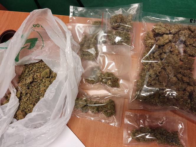 Ciastka z marihuaną i narkotyki na zdjęciach policji