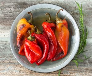 Papryka pieczona marynowana w oliwie. Jak zrobić doskonałą pieczoną paprykę?