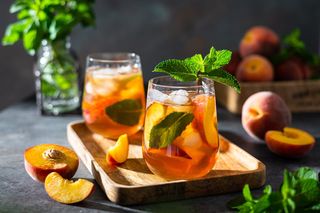Orzeźwiające lemoniady z herbaty na upał. Sprawdź 5 przepisów na mrożone herbaty z nietypowymi dodatkami 