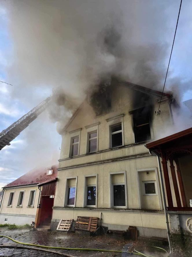 Tragiczny pożar zabytkowego pałacyku na Pomorzu. Nie żyje 55-latek