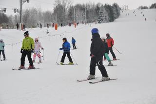 Dużo narciarzy na stoku w Krajnie koło Kielc