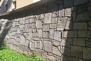 Ściana Płaczu, domofon poezji, rytualna rzeźnia. O tych miejscach w Krakowie nie miałeś pojęcia! 