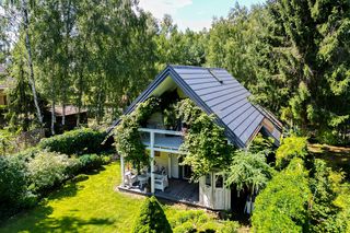 Zatopiony w zieleni dom pod Warszawą