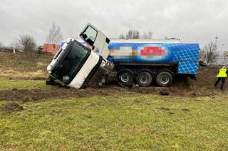 Śmiertelny wypadek pod Bełchatowem. Pasażerka busa zginęła w zderzeniu z tirem na DK nr 74.