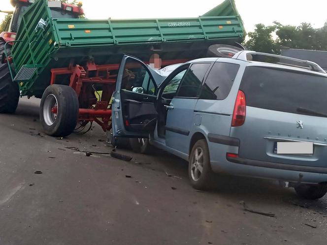 Wjechał w przyczepy rolnicze i uciekł do lasu bo bał się konsekwencji 