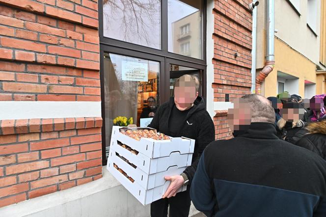 Gigantyczne kolejki po słodkości. Politycy z pączkami na ulicy. Tak wygądał tłusty czwartek w Warszawie