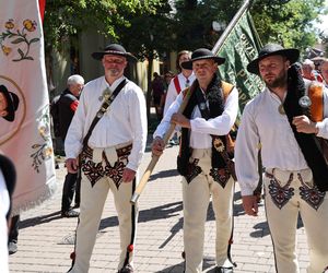 150-lecie przewodnictwa tatrzańskiego. Przemarsz przewodników po Krupówkach w Zakopanem