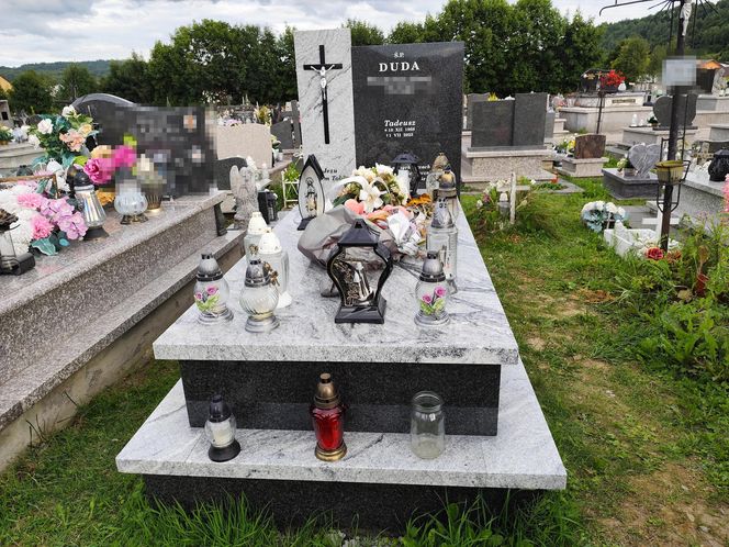 okazały grób Tadeusza D. Na cmentarzu w Kamienicy 