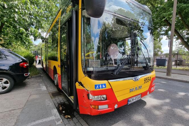 Uderzył w miejski autobus i uciekł. W trakcie pościgu zderzył się z kolejnym autobusem 