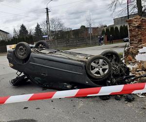 Radomsko. Kapliczka kompletnie zniszczona. Szokujący wypadek. Policja poszukuje mężczyzny z renaulta [ZDJĘCIA]