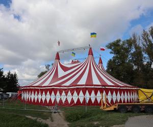 „Waterland”, czyli cyrk na wodzie w Lublinie. Na Błoniach pod Zamkiem rozłożono namiot cyrkowy