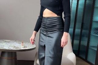 Anna Popek prezentuje, jak zakłada pończochy