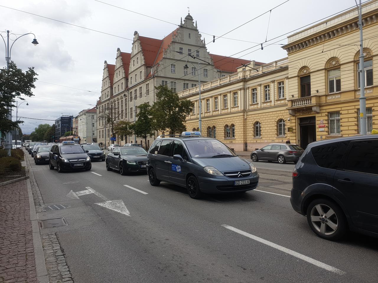 Taksówkarze w akcie protestu przejechali przez Gdańsk. Chcą respektowania przepisów