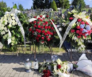 Kolorowe kwiaty i morze łez na pogrzebie Katarzyny z Raby Wyżnej. Zazdrosny mąż zabił ją 10 metrów od domu