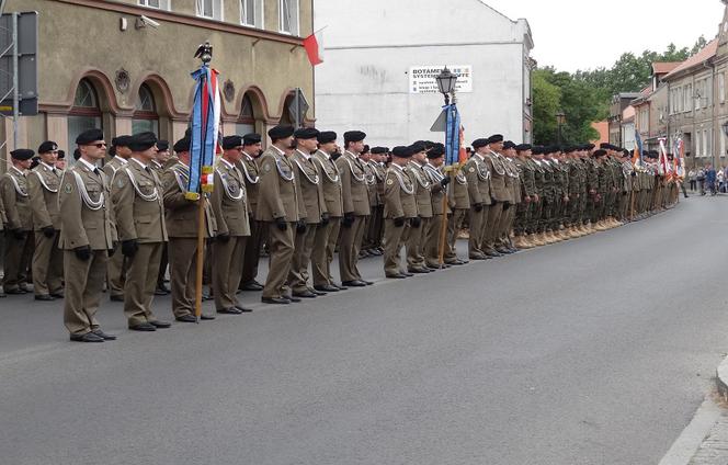 Wojskowa parada w Międzyrzeczu. 