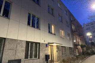 Odnaleziono zmumifikowane ciało emeryta. Od ponad roku gniło w mieszkaniu w centrum Warszawy