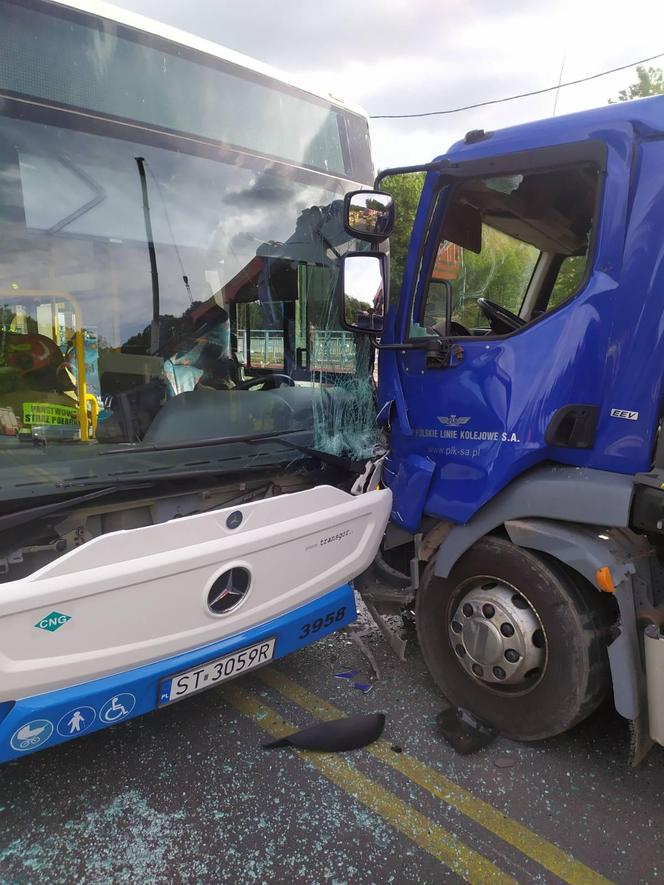 Wypadek autobusu z tirem w Rybniku