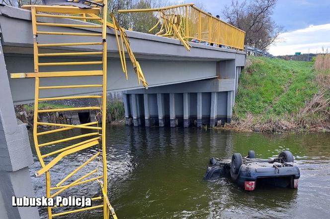 Pijany kierowca przebił barierki i spadł z mostu do rzeki