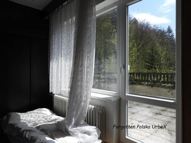 Lalka "śpiąca" w łóżku i urządzenia rehabilitacyjne. Co znajduje się w opuszczonym sanatorium przy polskiej granicy? [ZDJĘCIA]