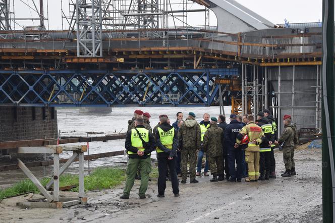 Nowy most kolejowy w Krakowie zagrożony? Służby walczą o uratowanie konstrukcji