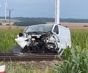 Wypadek na przejeździe kolejowym w Roszkowie. Dostawczak wjechał pod pociąg 