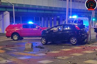 Auto spadło z kilku metrów na tory tramwajowe w Warszawie