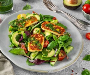 Sałata, grillowany ser i awokado. Tej pysznej sałatce nie można się oprzeć 