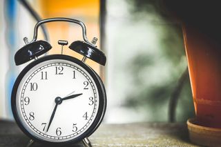 Zmiana czasu na zimowy 2025. W tym roku wcześniej przestawiamy zegarki