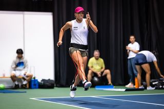 Iga Świątek trenuje z gumami na nogach