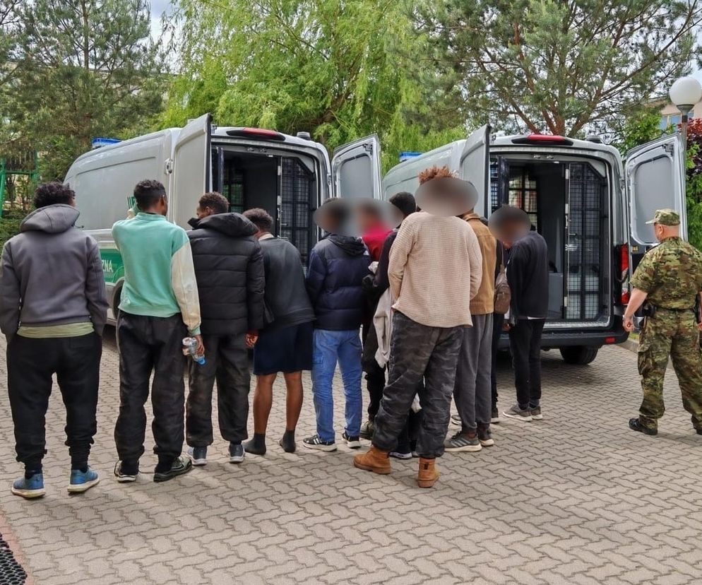 Pościg za chryslerem. W aucie było 12 nielegalnych migrantów z Somalii