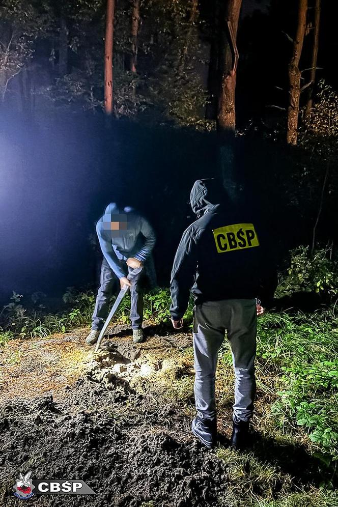 Karabiny maszynowe ukryte w lesie. Skrytki zszokowały policjantów 
