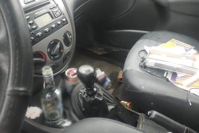 Kierował autem kompletnie pijany, a w samochodzie miał butelki i puszki po alkoholu