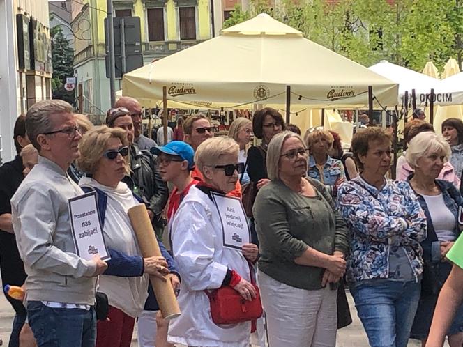 Protest „Ani Jednej Więcej!” w Rybniku. Protestowano przed biurem PiS [ZDJĘCIA]