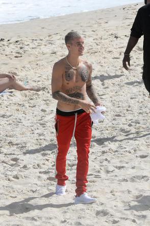 Justin Bieber na plaży w Brazylii - nowe tatuaże Justina Biebera